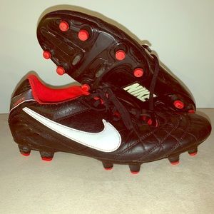 ⚽️ Men’s Nike tempo black and red cleats 🥅
